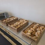 Resumen del bufé del almuerzo en la 58.ª edición del evento FOKUS Automic 2026 en Hannover, en el que se muestran las ensaladas, los panes y la presentación de los entrantes