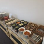 Almuerzo tipo bufé en la 58.ª edición del evento FOKUS Automic en Hannover: ensaladas, panes y aperitivos preparados por el equipo de catering del HCC